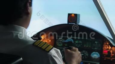航空、驾驶飞机和无线电向调度员报告情况